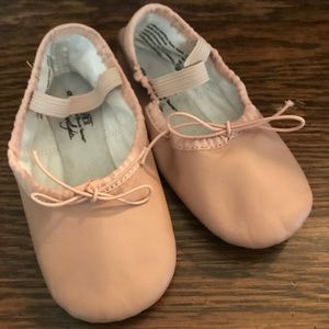 ABT spotlights little girls ballet shoes EUC